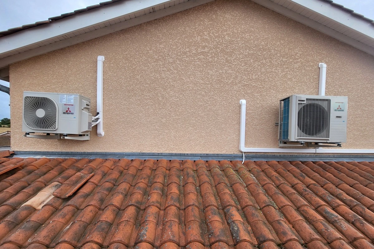 climatiseur bi-split à l'extérieur d'une maison